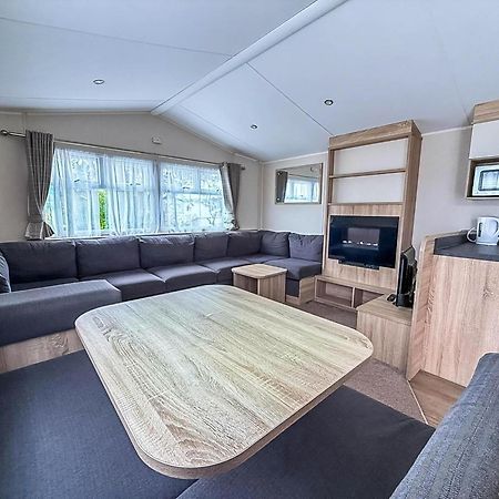 Lovely Caravan With Decking And Outside Furniture At Broadland Sands Ref 20113Bs Hopton on Sea Esterno foto