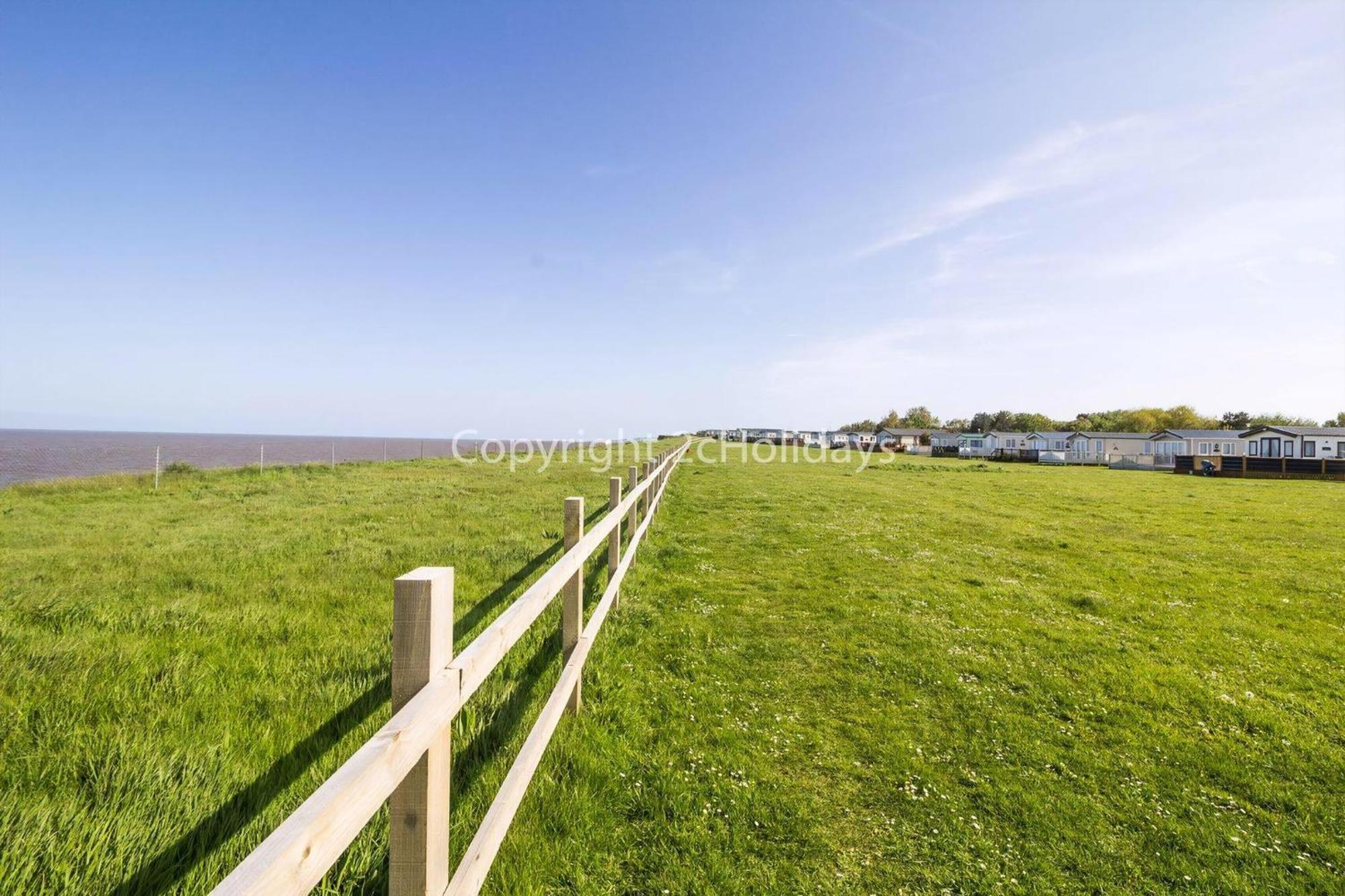 Lovely Caravan With Decking And Outside Furniture At Broadland Sands Ref 20113Bs Hopton on Sea Esterno foto