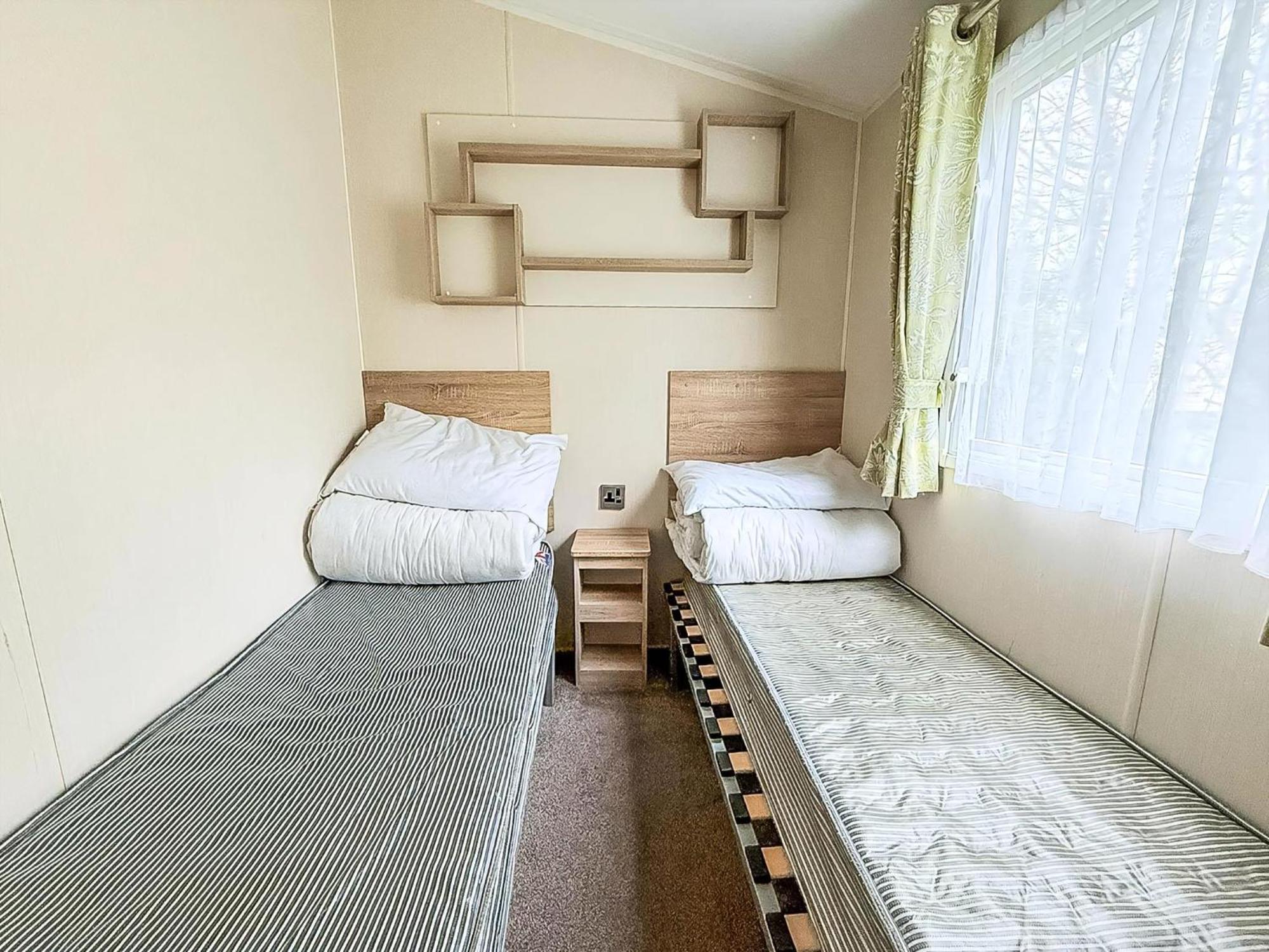 Lovely Caravan With Decking And Outside Furniture At Broadland Sands Ref 20113Bs Hopton on Sea Esterno foto