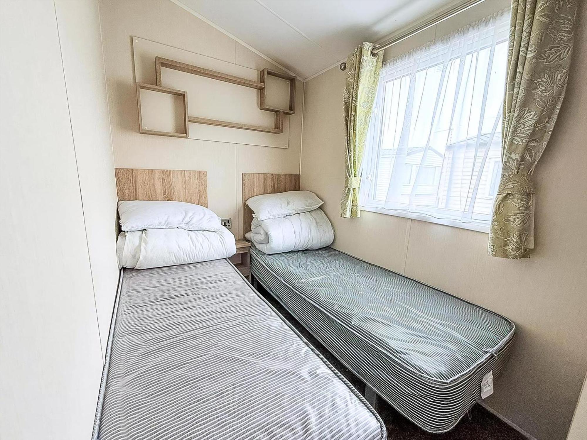 Lovely Caravan With Decking And Outside Furniture At Broadland Sands Ref 20113Bs Hopton on Sea Esterno foto