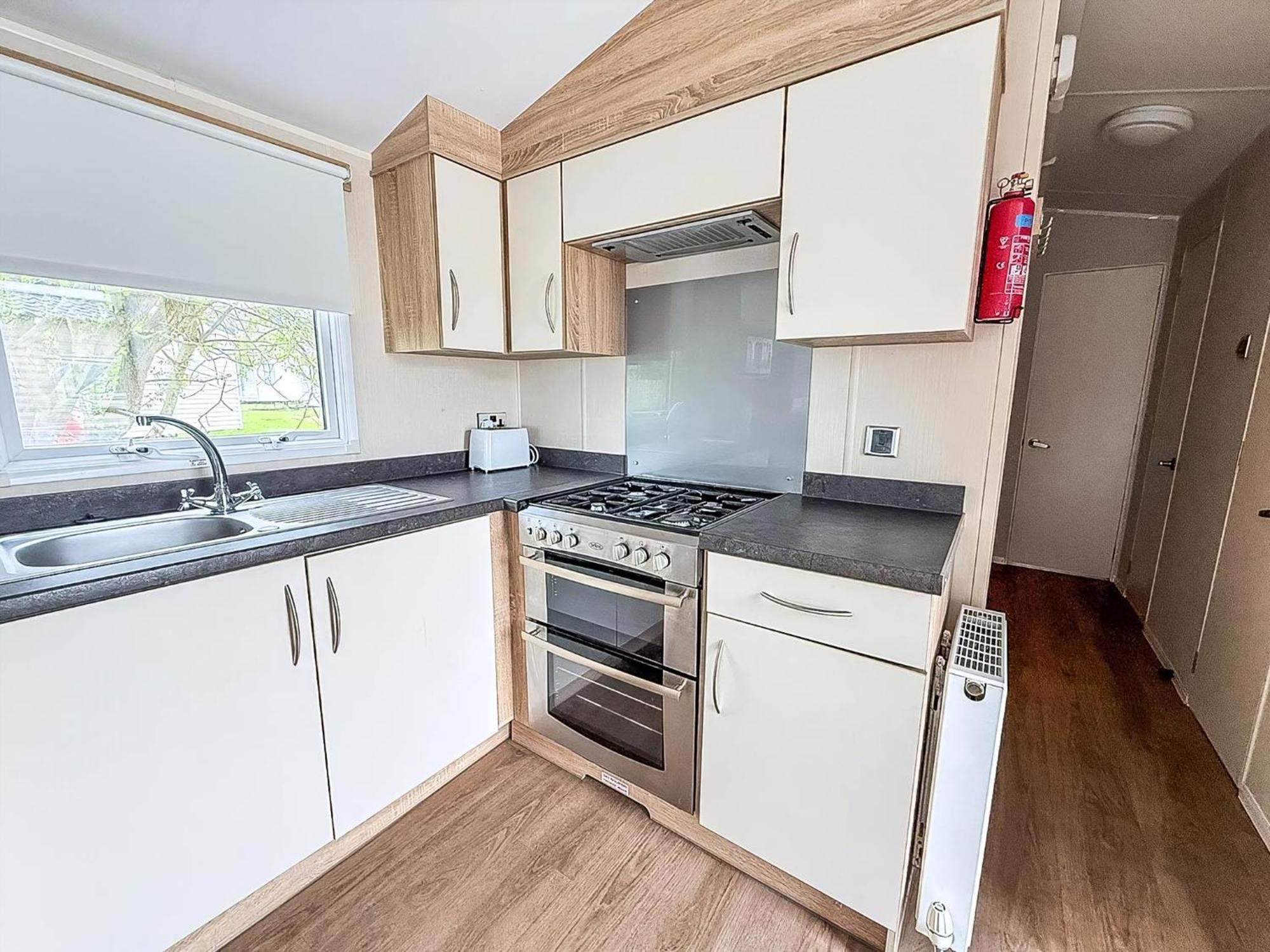 Lovely Caravan With Decking And Outside Furniture At Broadland Sands Ref 20113Bs Hopton on Sea Esterno foto